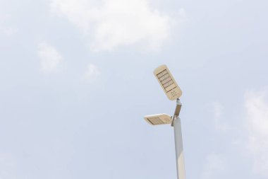 sokak lambaları ile enerji tasarrufu sağlayan teknoloji yol açtı..