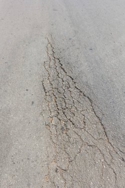 Çatallı asfalt yol yüzeyi.