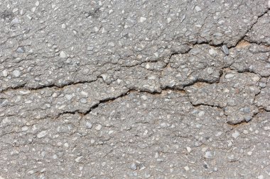 Çatallı asfalt yol yüzeyi.