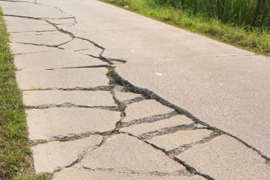 Çatallı beton yol yüzeyi.