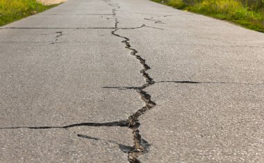Çatallı beton yol yüzeyi.