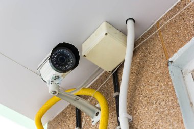 Güvenlik kameraları duvarda..