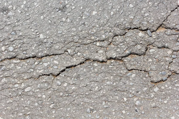 Çatallı asfalt yol yüzeyi.