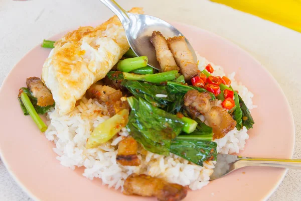 Babi Goreng Renyah Dengan Kale Masakan Thailand — Stok Foto
