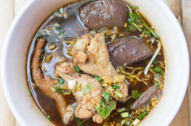 Sebzeli erişte çorbası ve tavuk budu..