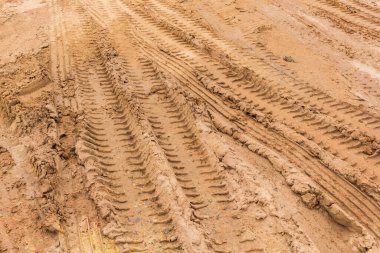 yerdeki lastik izleri.