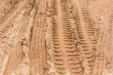 yerdeki lastik izleri.