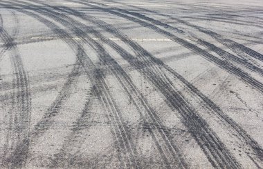 Lastik izleri ile soyut yol arka plan.