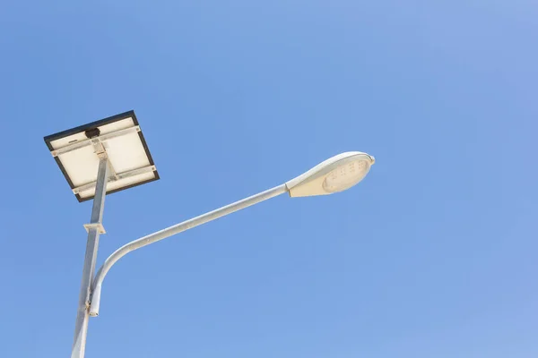 Illuminazione Led Pannello Solare Con Sfondo Cielo Blu — Foto Stock