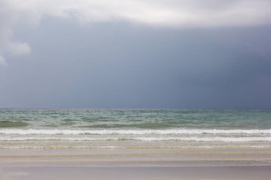 Koh chang, Trat, Tayland 'da denizin ufkunda yağmur bulutu.