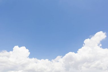 Bulutlar mavi gökyüzü ile.