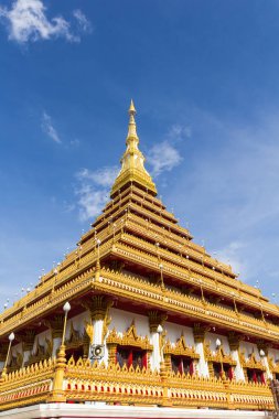Gökyüzü ile güzel Thai tapınağı, Khon Kaen bölgesi, Tayland.