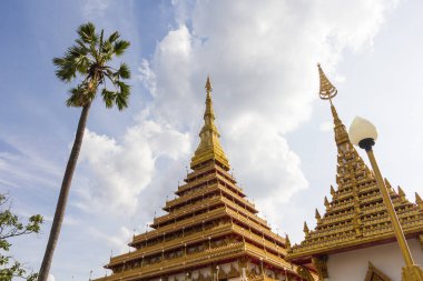 Gökyüzü ile güzel Thai tapınağı, Khon Kaen bölgesi, Tayland.