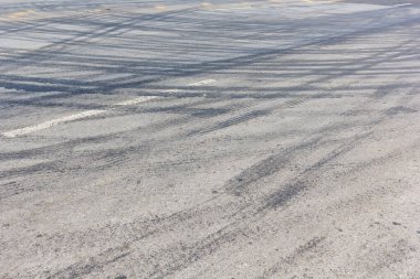 Lastik izleri ile soyut yol arka plan.