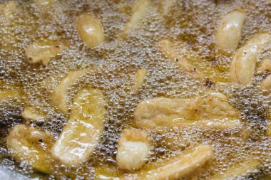 Kızgın yağda kızarmış muzlu tatlı..