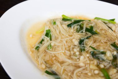 Bir tablo üzerinde kızarmış altın iğne mantar.