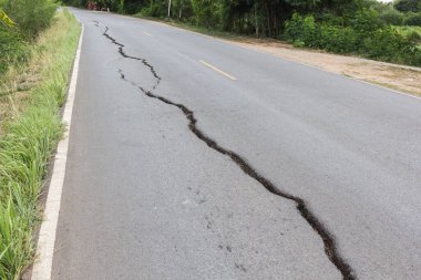 Çatallı beton yol yüzeyi.