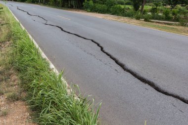 Çatallı beton yol yüzeyi.