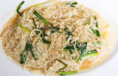 Bir tablo üzerinde kızarmış altın iğne mantar.