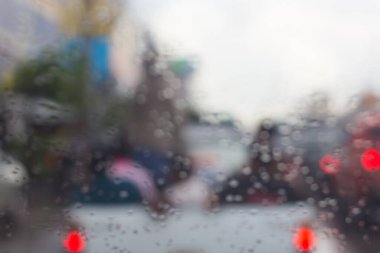 Suda görülen bulanık araba siluet araba camına düşüyor.