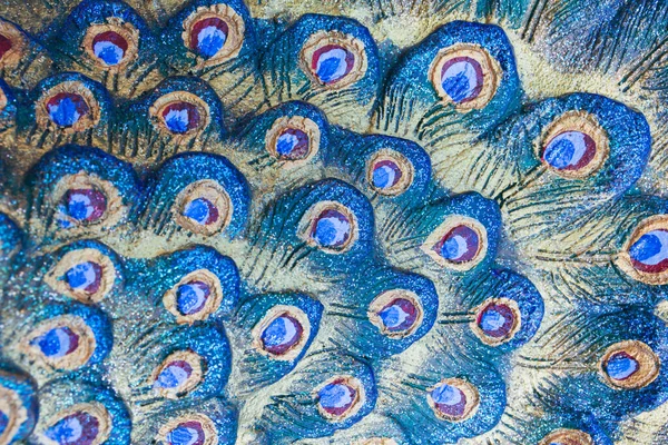 Tüylü tavus kuşu heykelini arka plan kullanımı için kapat.