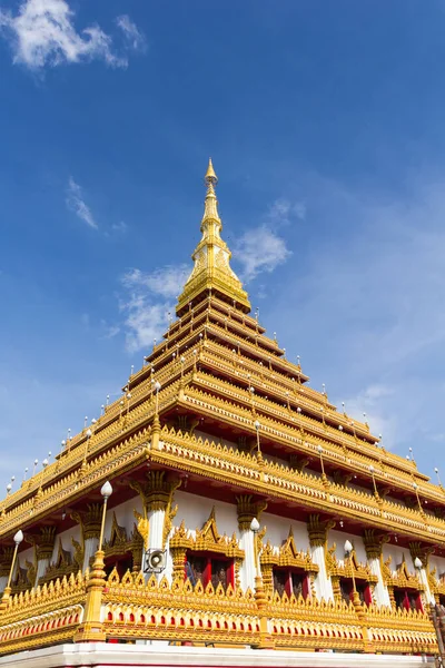 Gökyüzü ile güzel Thai tapınağı, Khon Kaen bölgesi, Tayland.