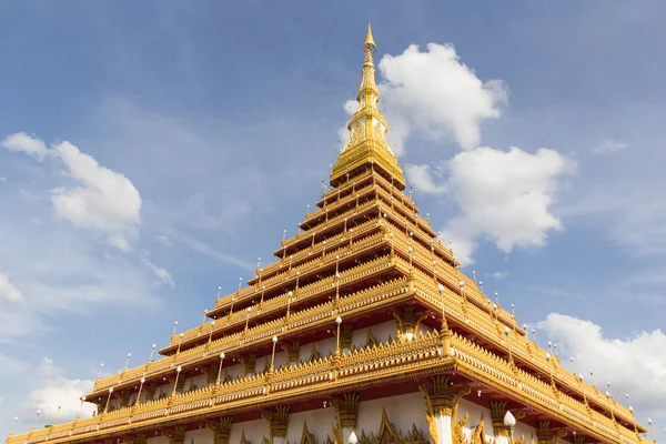 Gökyüzü ile güzel Thai tapınağı, Khon Kaen bölgesi, Tayland.