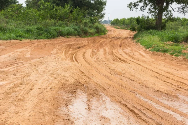 yerdeki lastik izleri.