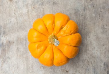 Eski duvar zemininde balkabağı.