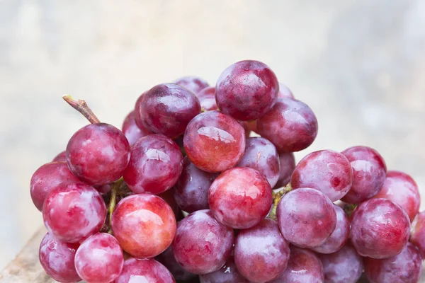 Uva Roja Con Gotas Agua Fondo Pared Viejo — Foto de Stock