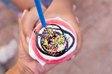 Bir el üstünde bir bardak çilekli smoothie..