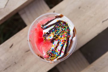 Ahşap arka planda bir bardak çilekli smoothie..