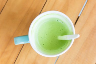 Ahşap arka planda yeşil çay..