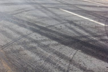 Lastik izleri ile soyut yol arka plan.