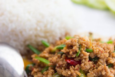 Pirinci kızarmış domuz ve fesleğenle kapat..