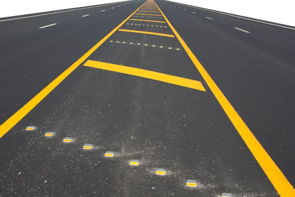 Asfalt yolu soyut arkaplan olarak, yol dokusunda sarı çizgi.