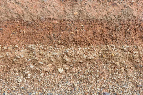 沥青路面下的一段土 — 图库照片