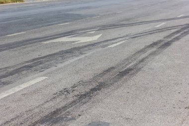 Lastik izleri ile soyut yol arka plan.