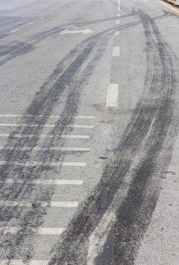 Lastik izleri ile soyut yol arka plan.