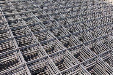 Yol yapımında temel yapı için demir tel.