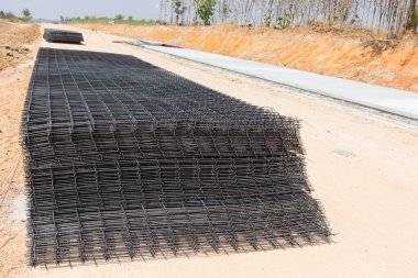 Yol yapımında temel yapı için demir tel.