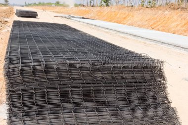 Yol yapımında temel yapı için demir tel.
