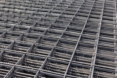 Yol yapımında temel yapı için demir tel.