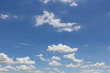 Mavi gökyüzünde beyaz bulut.