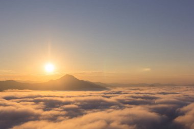 Tayland 'ın Loei Eyaleti, Chiang Khan' daki Phu Thok Dağı 'nda güzel bir güneş ışığı ve sis var..