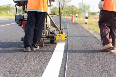 makine dışarı atmak ve alt yol ve trafik işaret boyama