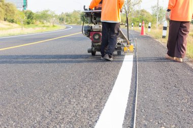 makine dışarı atmak ve alt yol ve trafik işaret boyama