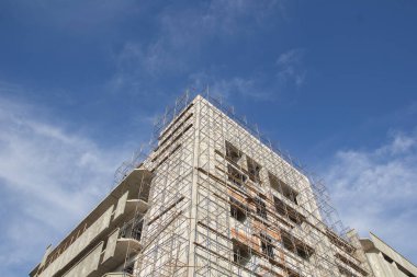 İnşaat inşaat site işleri mavi gökyüzü.