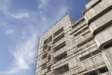 İnşaat inşaat site işleri mavi gökyüzü.