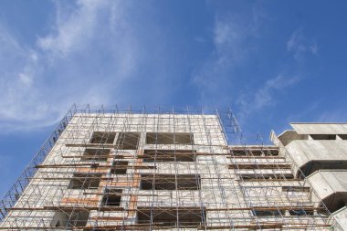 İnşaat inşaat site işleri mavi gökyüzü.